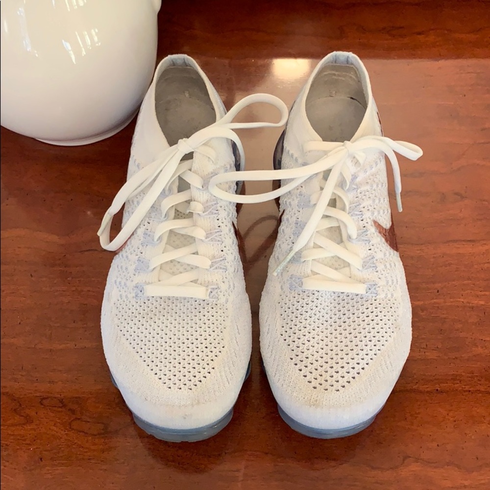 NIKE vapormax tennis shoe